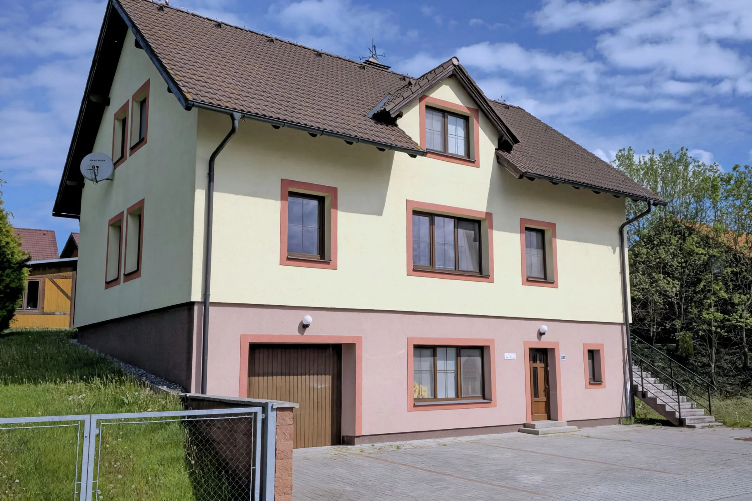 Vila zvenku, vjezd a zahrada
