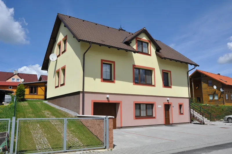 Vila s pestrou fasádou v létě