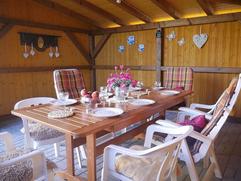 Krytá zahradní pergola s jídelním stolem