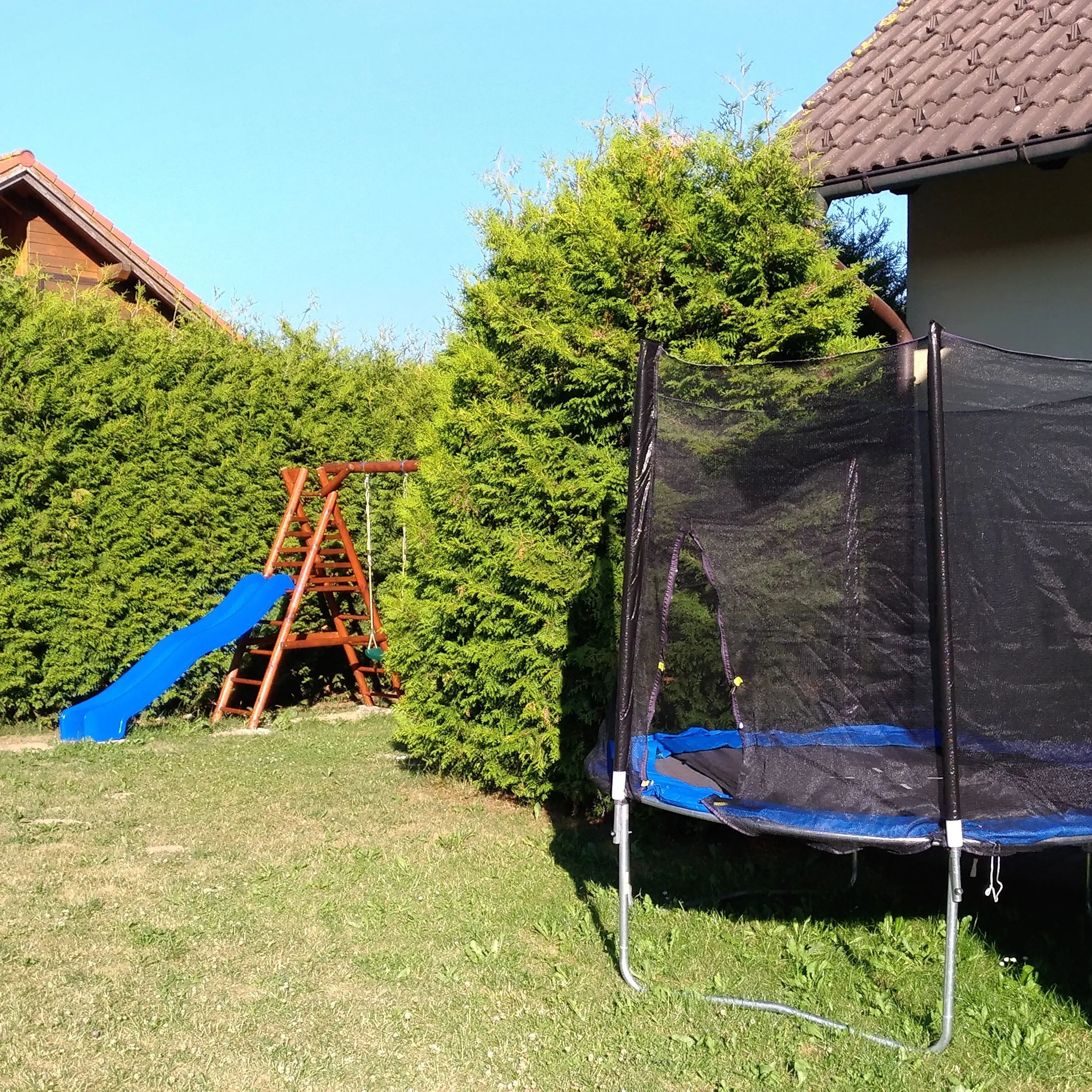 Oplocená zahrada s houpačkou
