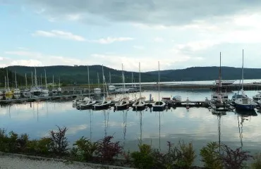Přístav s plachetnicemi na Lipně